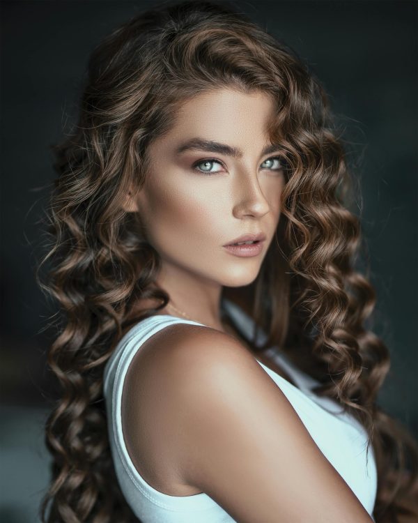 Model with voluminous curls after professional styling – hair salon Paarl and Cape Winelands